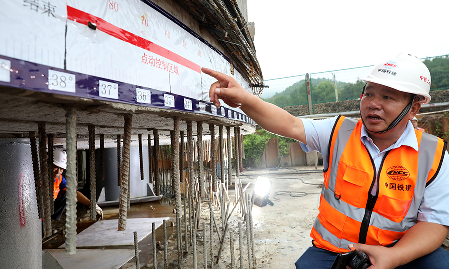 贛深高鐵是“八縱八橫”高速鐵路重要組成部分，縱貫江西、廣東兩省，正線全長436.37公里，設計最高時速350公里，是京九高鐵最南段。圖為實時監測轉體角度。（鄧聯旭 攝）