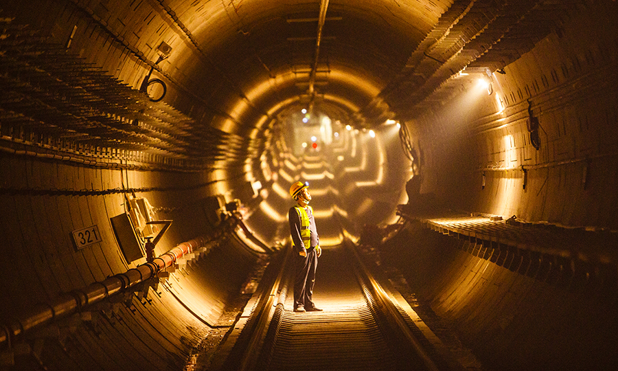 為加強安全防護，項目聘請在吊裝機械領域的專業安全人員，夜間進行不間斷巡視，嚴格做好吊裝機械、運輸機械的檢修保養。圖為安全人員正在進行巡視。（范成濤 攝）
