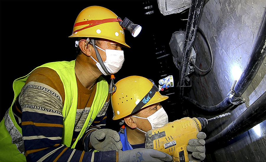 西安地鐵5號線是西安第二條東西向骨干線路，對于改善群眾生活質量、提升城市品位、打通城市功能具有重要意義。圖為工人正在加緊施工。（范成濤 攝）