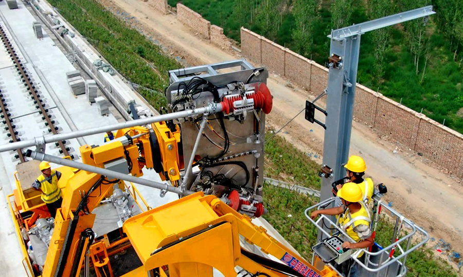 接觸網腕臂安裝智能裝備搭載機器視覺引導系統和多自由度端執行設備，可同步完成絕緣子、腕臂管安裝，施工效率較傳統方式提升了80%。圖為中國鐵建電氣化局接觸網腕臂安裝智能裝備在京雄城際河北段作業現場。