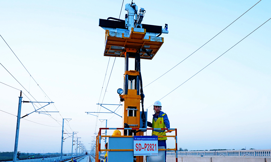 接觸網參數檢測及吊弦標定智能裝備綜合應用了激光技術、圖像融合檢測技術、高精度標定技術，實現行走狀態下無接觸測量接觸線高度、拉出值等參數和吊弦安裝位置精確標定，施工效率是傳統方法的16倍，并大幅提高了精準度。圖為中國鐵建電氣化局聯合研發的接觸網參數檢測及吊弦標定智能裝備在京雄城際上線調試。（曹筱璐 攝）