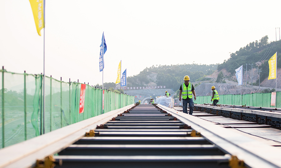 清遠磁浮旅游專線作為世界第5條、國內第3條的中低速磁浮運營線，也是國內首條中低速磁浮旅游專線，開工建設以來備受社會各界關注。圖為鋪軌現場。