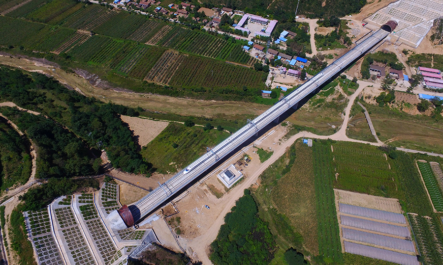 西銀高鐵全長約618公里，其中，中鐵十一局集團擔負著27.91公里的施工任務。項目部全員團結一致，在工藝工法和工裝工效上大力創新，攻克了黃土特長隧道施工等一系列難題。始終牢固樹立質量安全紅線意識，狠抓工序銜接,提升現場施工進度，如期完成了各項任務目標，致力于打造“精品西銀”。圖為聯調聯試動檢列車通過紅巖河大橋。