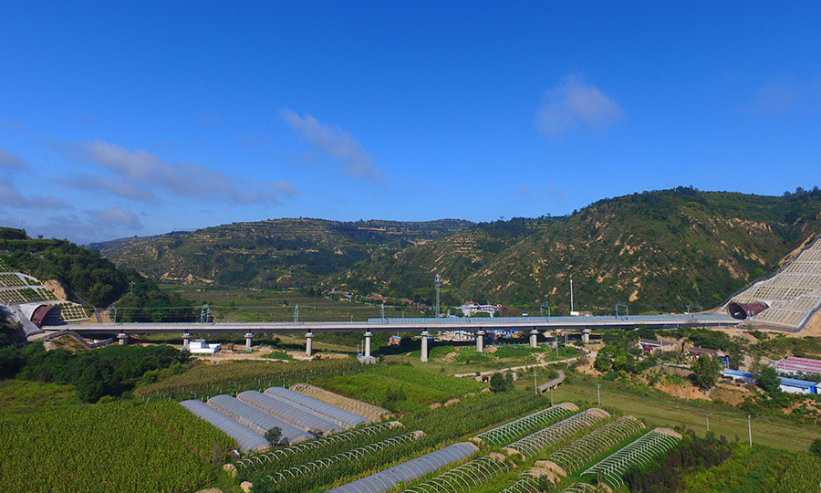 西銀高鐵設計時速為250千米/小時（預留350千米/小時條件），全線共設車站20處，該工程于2015年年底開工建設，計劃今年年底建成通車。屆時，從西安乘坐火車到銀川將由現在的14小時縮短至3小時左右。圖為西銀高鐵紅巖河大橋。