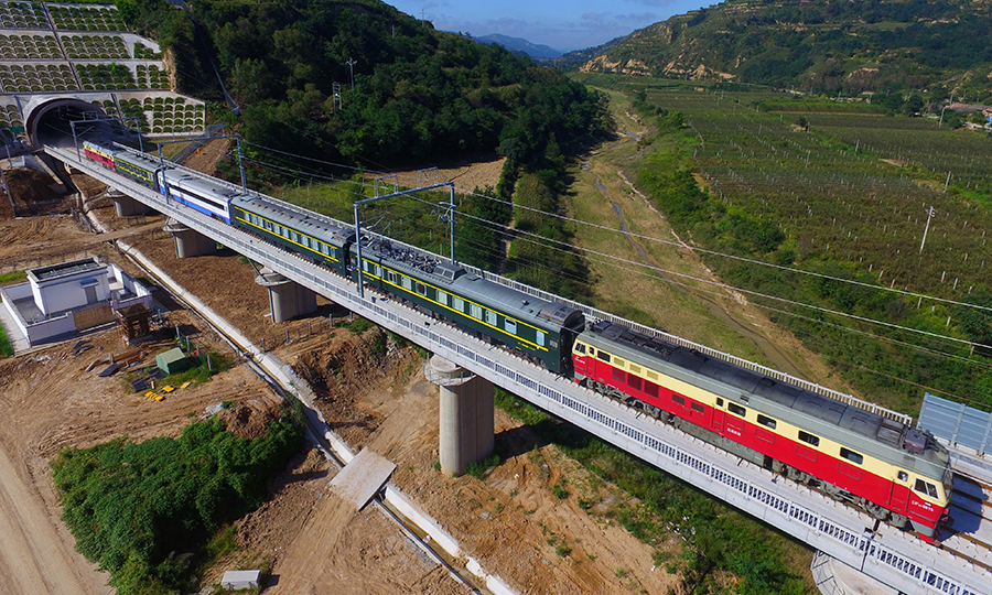 作為國家《中長期鐵路網規劃》中“八縱八橫”高鐵網的重要組成部分，西銀高鐵是國內一次性建成里程最長的有砟客運專線，也是串聯陜甘寧革命老區的首條高鐵。開通運營后，將形成以西安為中心的關中城市群和以銀川為中心的沿黃城市帶之間的便捷通道，對加快國家“一帶一路”建設，進一步完善西北高速路網結構，密切少數民族地區、革命老區與內地人員往來和經貿交流，助力打贏脫貧攻堅戰，促進區域經濟社會發展和民生改善具有重要意義。圖為確認車通過紅巖河大橋。