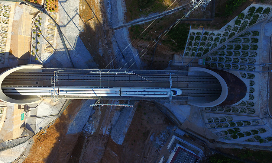 圖為聯調聯試動檢車通過紅巖河中橋。