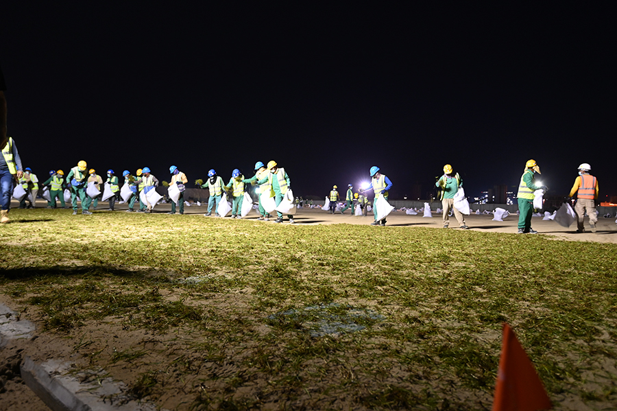 球場草皮對頂級足球賽事來說意義非凡。項目部根據卡塔爾的氣候環境，嚴格按照國際足聯要求，精心選用鉑金雀稗草作為草坪草，該草種質地細膩，是海濱雀稗草坪品種中最耐低修剪的，且根系發達，長勢旺盛，具有極強的耐踐踏性，再生恢復力強，可用海水或循環水澆灌，在熱帶和亞熱帶地區也能形成良好的草坪坪面，非常適宜在卡塔爾作為大型足球賽事用草。圖為草坪種植現場。