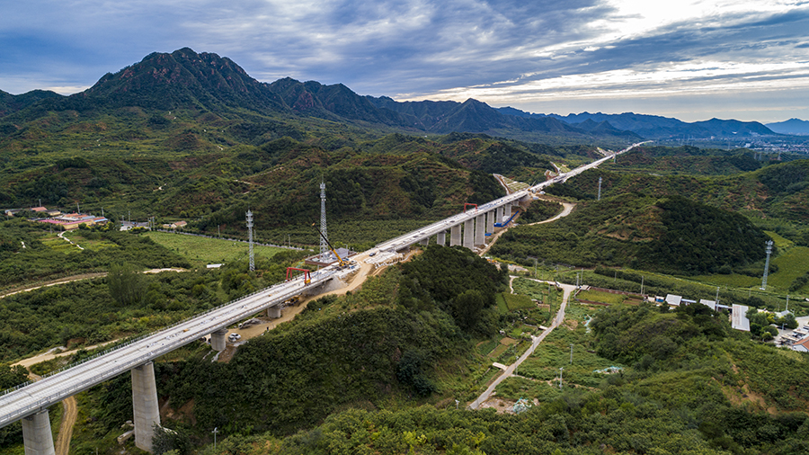 中鐵二十二局項目經理楊樹民介紹，全長698.294公里的京沈客專是我國“十三五”規劃重點建設項目，是“八縱八橫”高鐵網的“一縱”——京哈至京港澳通道的重要組成部分。它起自北京星火站，途經北京市順義區、懷柔區、密云區，河北省承德市，遼寧省朝陽市、阜新市、沈陽市，終至沈陽站。圖為京沈客專九標正線無砟軌道施工。