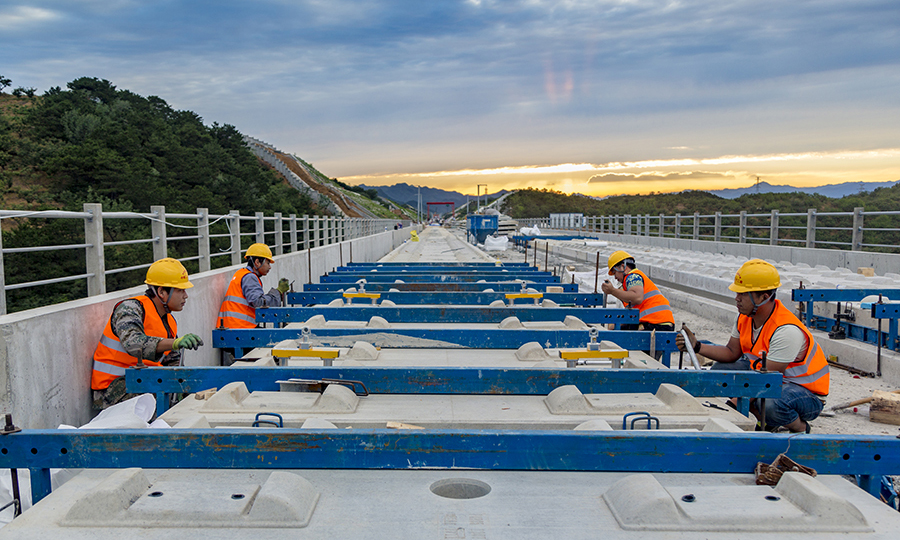 京沈高鐵北京市境內線路長度為98.4公里,河北省境內線路長度為191.59公里，遼寧省境內線路長406.8公里。其中，河北承德至遼寧沈陽段已于2018年12月29日開通運營。圖為施工人員對軌道板進行精調作業。