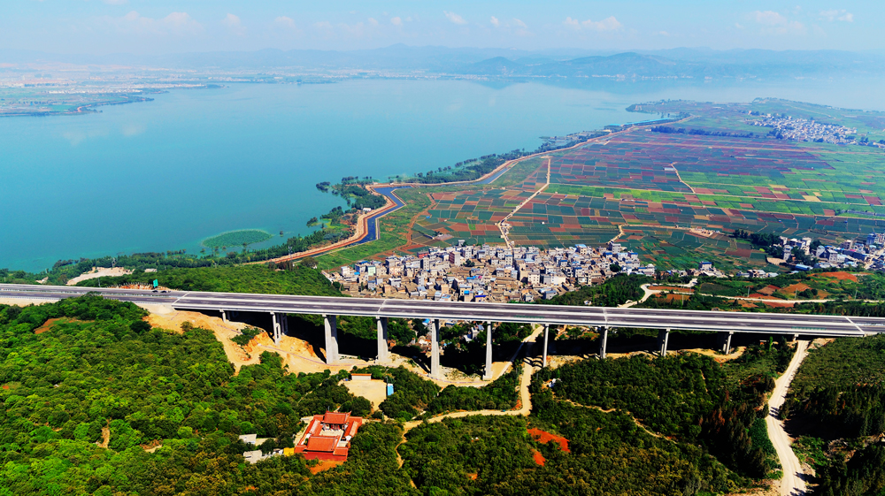 通過打造標準化鋼筋加工廠、標準化拌合站、標準化預制梁廠，嚴格監督各項施工工序工藝，堅持做到“上道工序不合格，下道工序不準施工”，嚴格控制工程施工質量。圖為石巖哨大橋。