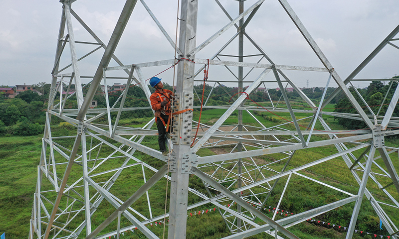 圖為9月1日，在撫州市東鄉區詹圩鎮，施工人員在鐵塔上作業。（新華社記者 郭杰文 攝）