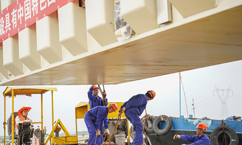 圖為8月31日，在南昌市進賢縣三里鄉，施工人員在裝運設備。（新華社記者 張浩波 攝）