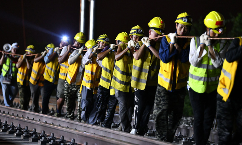 9月1日凌晨，由中鐵建電氣化局南方公司負責施工的合安高鐵集賢路線路所接觸網撥接施工啟動，為合安高鐵9月進入動態驗收階段奠定基礎。合安高鐵北起合肥，南至安慶，是國家中長期鐵路網規劃“八縱八橫”高速鐵路主要通道京港（臺）通道的重要組成部分，設計時速350公里。圖為中鐵建電氣化局南方公司施工人員在合安高鐵集賢路線路所接觸網撥接現場施工。（新華社記者 劉軍喜 攝）
