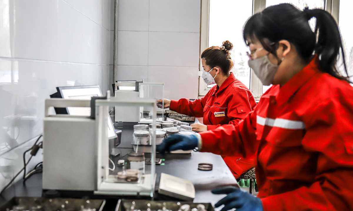 準能集團擁有煤炭資源儲量30.85億噸，所產煤炭具有“兩高、兩低、一穩定”（即灰熔點高、灰白度高、水分低、硫分低、產品質量穩定）的品質特點，是優質動力、氣化及化工用煤，以清潔低污染而聞名，被譽為“綠色煤炭”。圖為選煤廠煤質化驗員測定煤質。