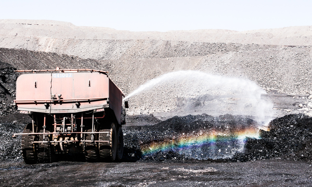 圖為礦區灑水車作業。