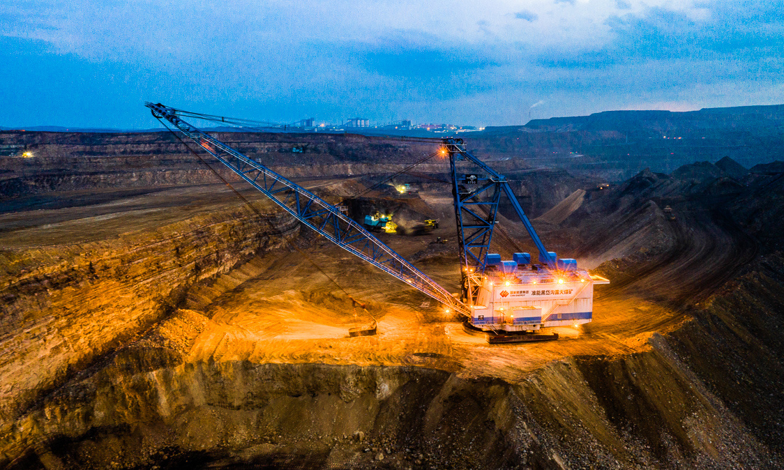 圖為吊斗鏟夜間作業。