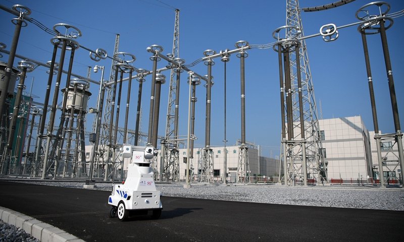 在青海—河南±800千伏特高壓直流工程豫南換流變電站內，基于5G網絡的“慧眼”全方位監視著站區。針對特高壓變電站規模大、設備種類多的特點，該電站于今年5月實現5G網絡站內全覆蓋，配置適用5G網絡的巡檢機器人、無人機及高清視頻監控設備，提升巡檢監視設備的感知能力，確保特高壓工程安全平穩運行。圖為8月27日，巡檢機器人在變電站內巡檢。（新華社記者 李嘉南 攝）