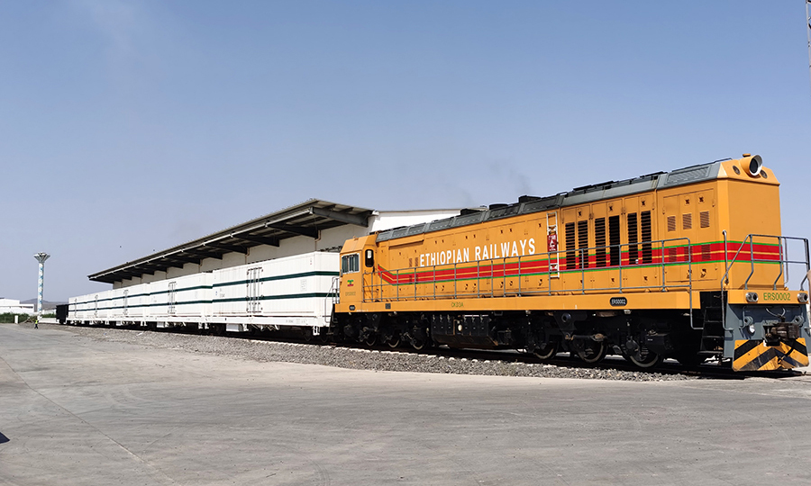 中方運維聯營體高度重視能力建設，積極培訓當地運營團隊，所選送中國鄭州進行培訓的第一批34名埃塞本地機車司機現已學成歸來，由中國土木在2019年參與建設的非洲首個魯班工坊-吉布提魯班工坊正在當地培養鐵路技能人才，未來將為亞吉鐵路的持續運營打下堅實的人才基礎。圖為機械冷藏車抵達吉布提。