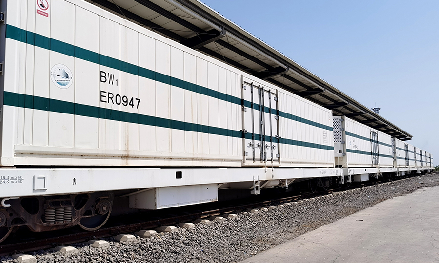 冷鏈運輸的開啟，既方便了埃塞新鮮農產品出口吉布提甚至更遠地區，也方便吉布提海鮮出口埃塞內地，是一個多方共贏的運輸模式。今后，吉布提的海鮮和埃塞的蔬菜水果可更加便利地走進兩國民眾的餐桌，提高兩國民眾的生活水平。圖為機械冷藏車抵達吉布提。