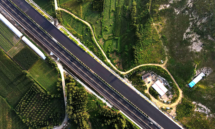 據悉，京滬高速公路改擴建工程作為連接北京上海交通大動脈的改擴建工程，要求不斷交施工，需要左右幅交替交通導改保通，安全保暢壓力大。同時面臨著工期緊、施工壓力大、環保壓力大、疫情防控形勢嚴峻、高溫作業等多方面考驗。圖為左幅通車的京滬高速公路改擴建工程蘭陵段。