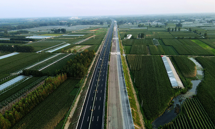 施工過程中，項目部積極引進新技術、新材料、新工藝、新設備，確保品質工程建設和智能化建造。利用BIM技術模擬施工交底，精準計算每道施工工序所需時間和資源，確保各節點目標的順利完成。圖為左幅通車的京滬高速公路改擴建工程蘭陵段。