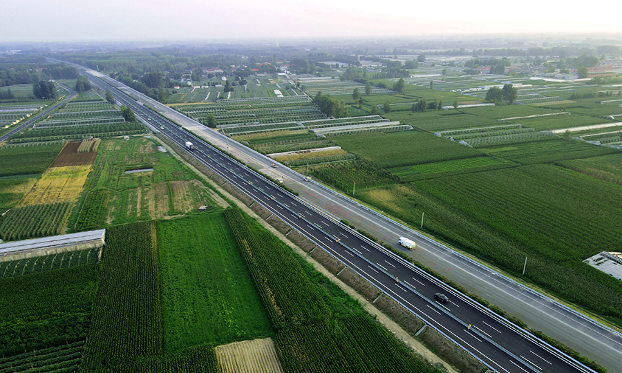 瀝青面層施工過程中，項目部采用一臺SP1860-3超大型抗離析攤鋪機進行一次性全斷面攤鋪，解決了傳統作業方式可能產生的縱向接縫、平整度不均等問題，整體施工效率顯著提升。圖為左幅通車的京滬高速公路改擴建工程蘭陵段。