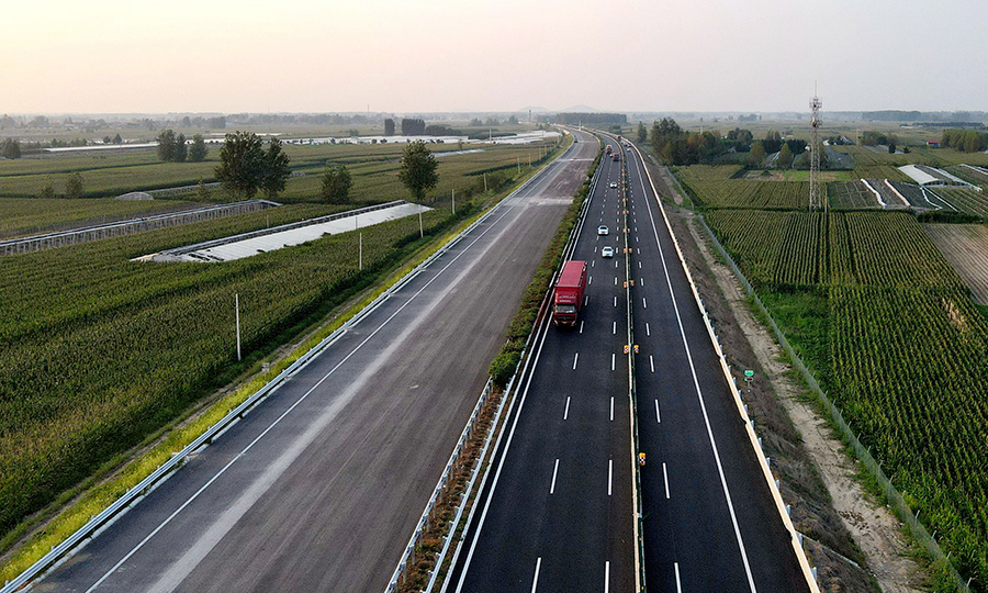 項目建成后，將大大提高京滬高速公路的通行能力和服務水平，對更好服務沂蒙老區建設，助推新舊動能轉換，促進沿線地區乃至山東省中南部地區的經濟社會發展產生更大的影響。圖為左幅通車的京滬高速公路改擴建工程蘭陵段。