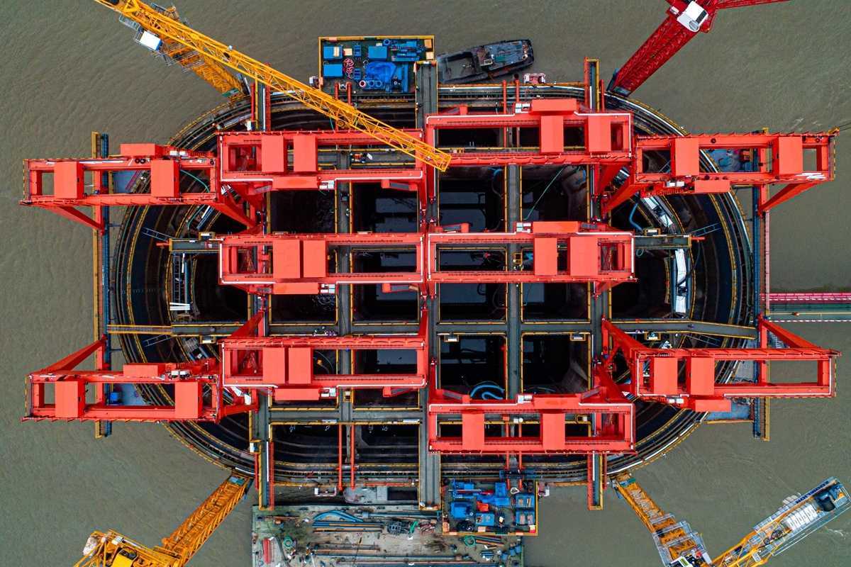 由中國中鐵大橋局施工的6號墩沉井為新型減沖刷臺階式沉井，是國內目前平面尺寸最大的水中沉井，底面尺寸橫橋長95米，縱橋寬57.8米，面積相當于13個籃球場大小。沉井最大入土深度達48米，水下地質條件復雜，須穿越硬塑粉質黏土、密實砂層、粉質黏土—密實砂互層等3層粉質黏土層，其中粉質黏土層總厚度達21米，以往的施工工藝效率低，取土時存在盲區，中國中鐵大橋局自主研發的智能化、信息化取土機器人，在大型沉井施工中首次投入使用。