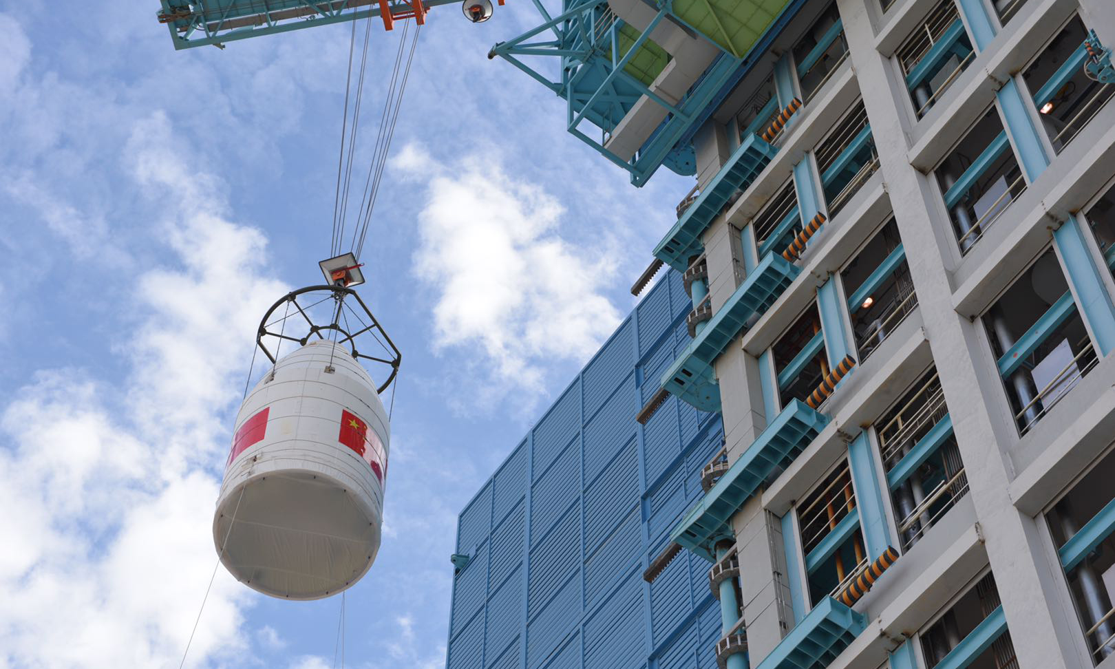 多功能試驗衛星將在軌對通信、導航、遙感等新技術進行試驗驗證；天拓五號衛星將在軌對船舶、航空器、浮標及物聯網等信息采集新技術進行試驗驗證。圖為星罩組合體吊裝。