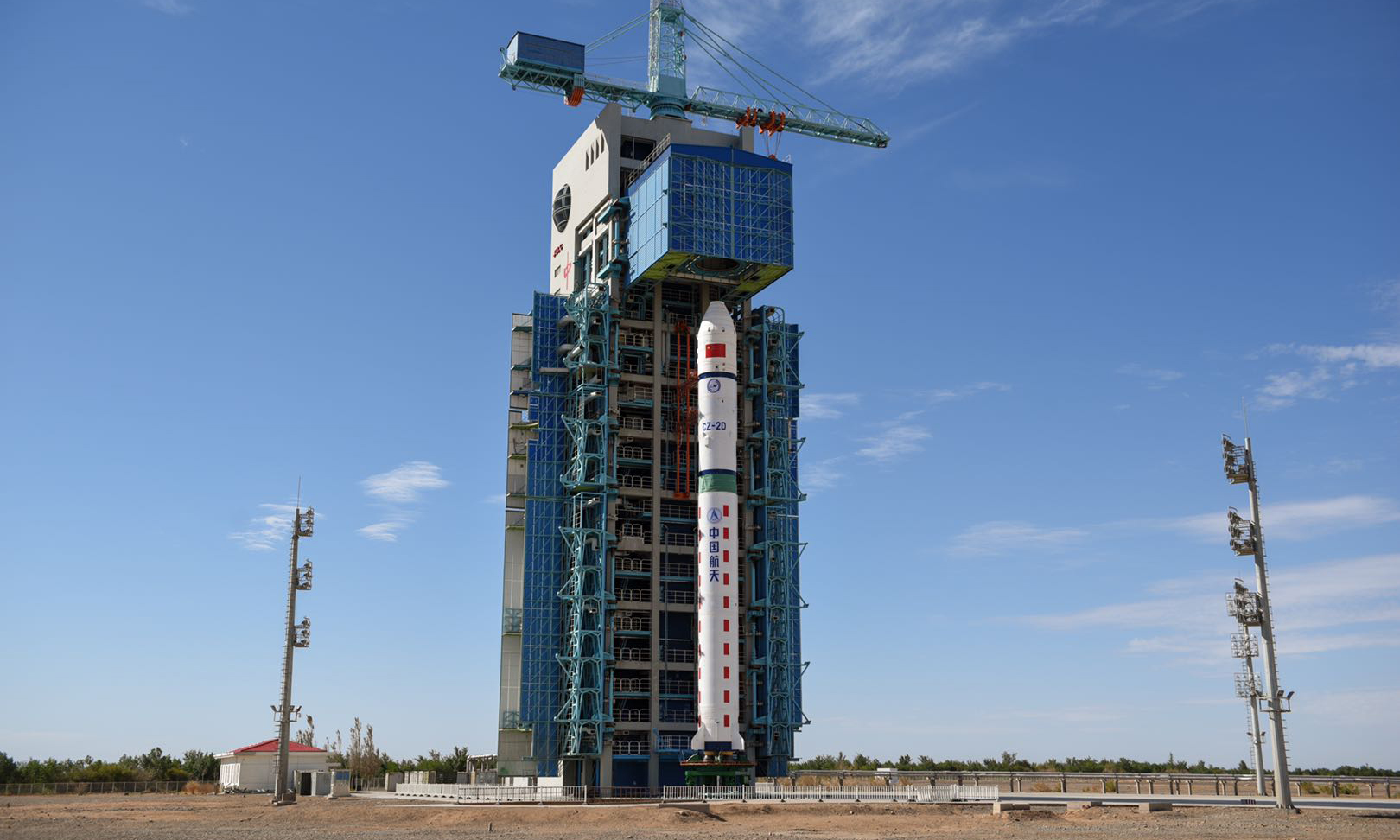 本發火箭與上次任務（8月6日）發射的長二丁火箭同時進場，并行開展射前測試工作，進一步壓縮了火箭射前的準備時長。在此過程中，長二丁火箭試驗隊持續強化質量確認制，不讓火箭帶著任何隱患上天。圖為火箭吊裝。