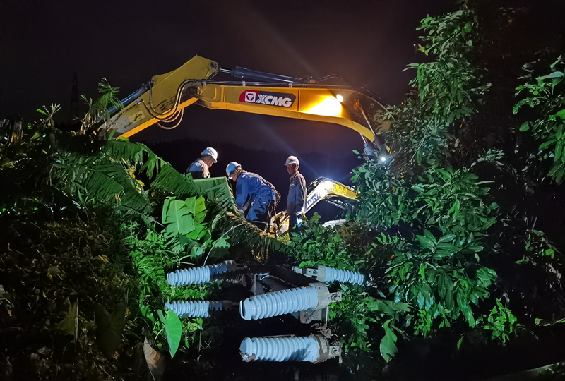 8月19日，奮戰10余小時，珠海受臺風影響用戶供電全部恢復。