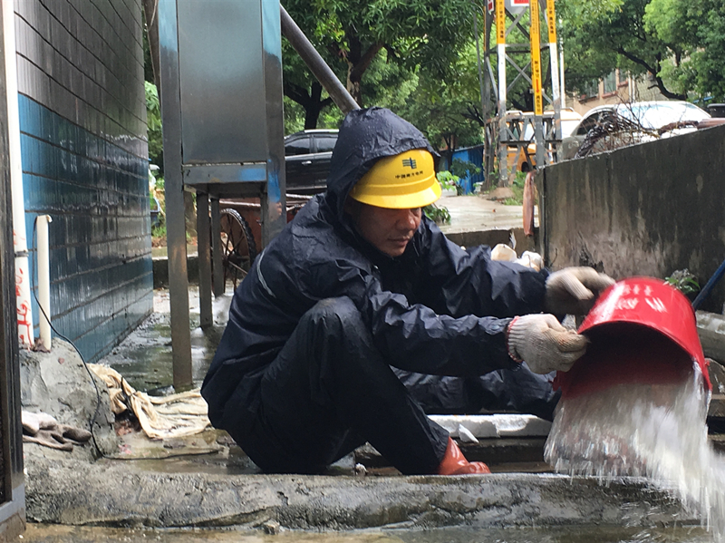 圖為8月19日，南方電網廣東東莞東區供電局清溪供電服務中心工作人員開展緊急搶修工作，手動排出電纜溝的積水。（吳金燕 攝）