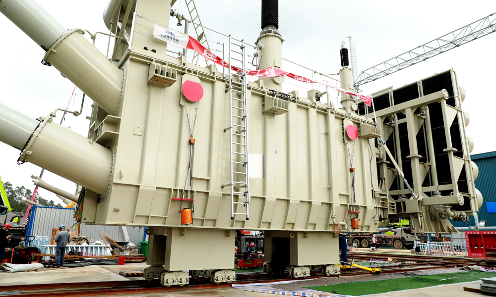 圖為昆柳龍直流輸電工程±800千伏龍門換流站低端變壓器正在安裝就位，變壓器重達445噸。（楊惠平 許昌永 攝）