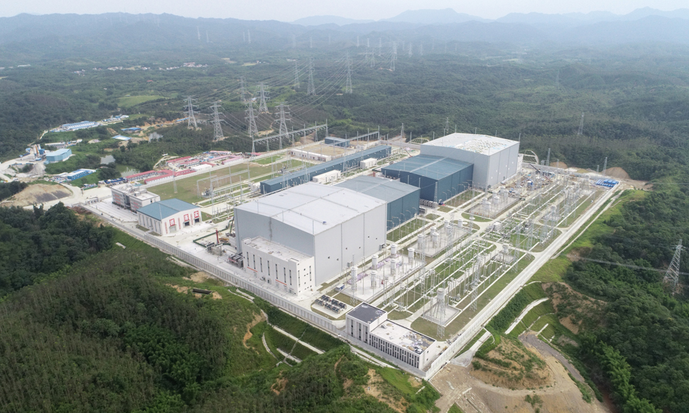 新建成的昆柳龍直流輸電工程受端換流變電站±800千伏廣東龍門換流站鳥瞰。（楊惠平 許昌永 攝）