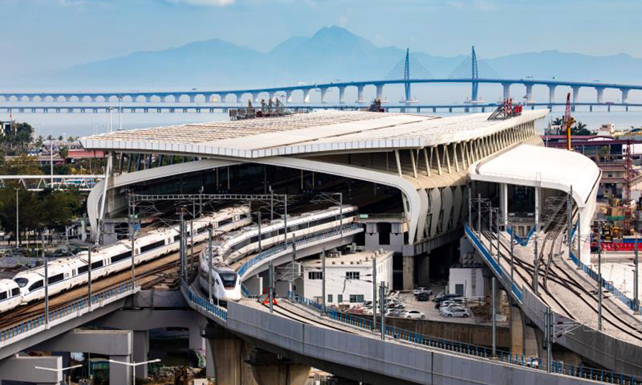 8月18日，珠機城際鐵路一期正式開通運行。珠機城際鐵路一期工程（珠海站至橫琴長隆站）由中國鐵建所屬鐵四院總體設計，正線全長16.86公里，沿線共設置7個車站（珠海為高架站，灣仔北、灣仔、十字門、橫琴北、橫琴、珠海長隆站為地下站），9成線路在地下。圖為珠機城際一期的珠海站和廣珠城際鐵路珠海站是鄰居，兩個珠海站通過連廊連接。