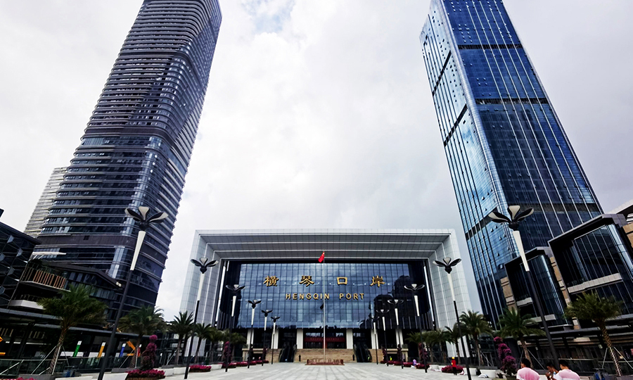 橫琴站毗鄰澳門大學橫琴校區，共設22個出入口，建筑面積達6萬余平方米，僅次于深圳福田站。車站部分通道可直達橫琴口岸，同時還預留了與澳門輕軌無縫銜接的條件，是我國第一座地下城際口岸站。由于珠機城軌是廣珠城際的延長線，這意味著，今后從國內任意鐵路車站，均可直抵橫琴口岸，輕松過關。圖為橫琴站臨近橫琴口岸。