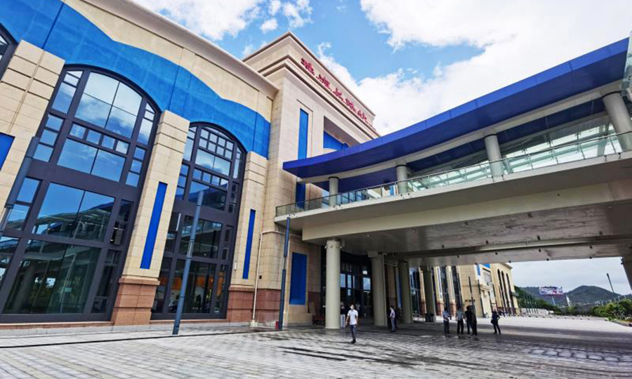 珠海長隆站整個立面裝飾風格，與車站對面橫琴長隆海洋王國裝飾風格遙相呼應。大到石材排版，小到填縫膠的顏色，設計人員都精心設計。并且還配有為長隆度假區所建的配套服務設施，建成后，游客可以乘坐城軌直達長隆海洋樂園。圖為國內第一個主題站珠海長隆站。