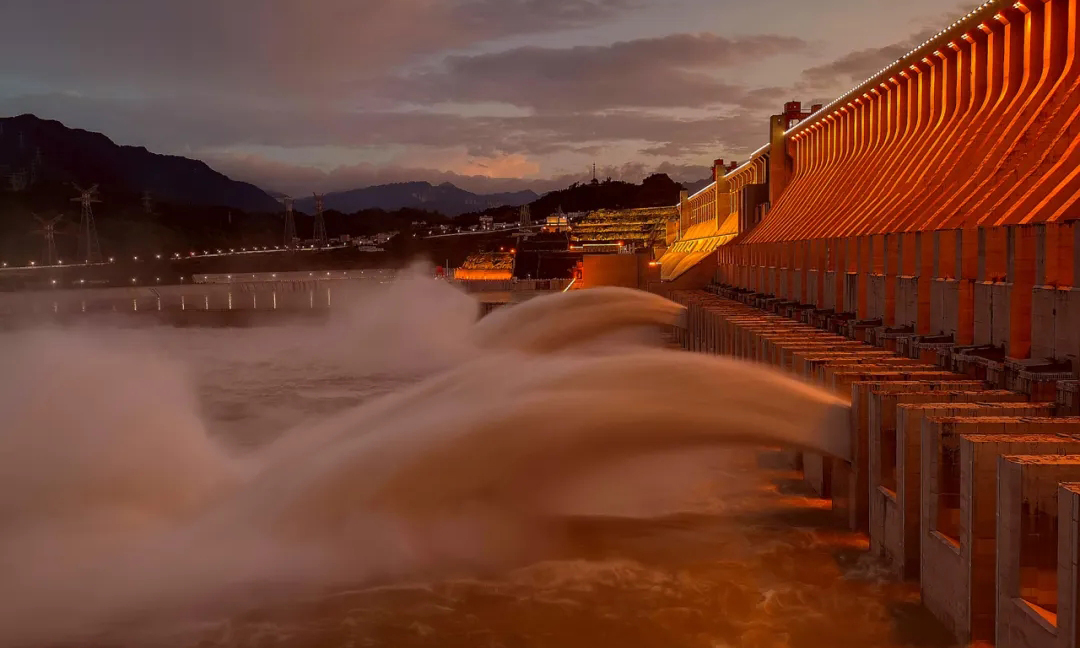 這是一年中大壩的“高光時刻”，變化莫測的夏季光線投射在一座座大國重器上，吸引了中國三峽集團眾多的攝影師前來守候、記錄這個季節的光影。圖為三峽大壩。(中國三峽集團退休辦 馬 寧 攝)