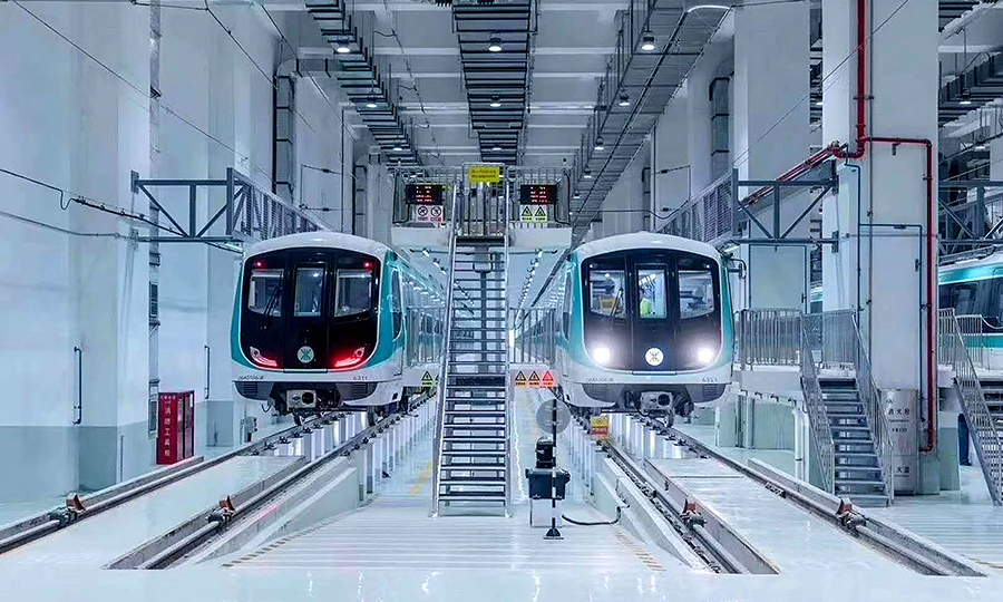 8月18日，由中國鐵建所屬中鐵十一局、中鐵十二局、中鐵十四局、中鐵十五局等單位承建的深圳地鐵10號線如期開通，這是深圳市首條南北向采用8A編組的線路。圖為整裝待發的列車。（曹志敏 攝）