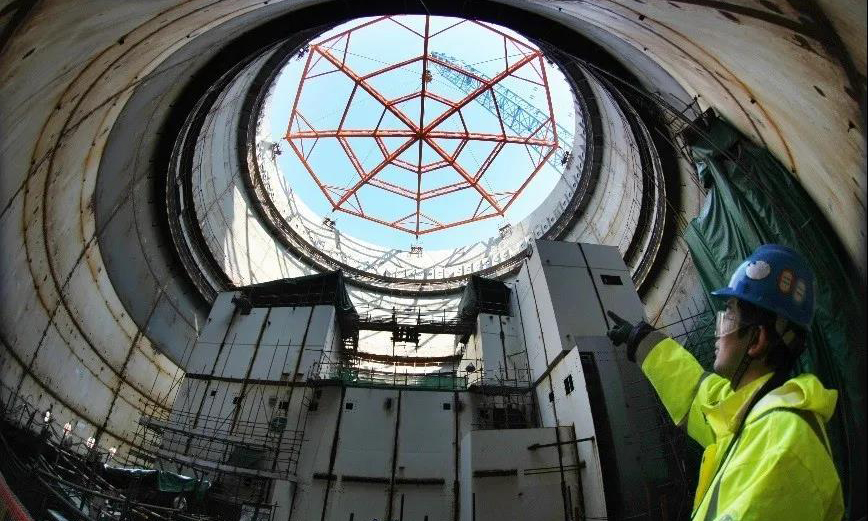 安全殼頂封頭類似蛛網的構造，跨度大、安全可靠。