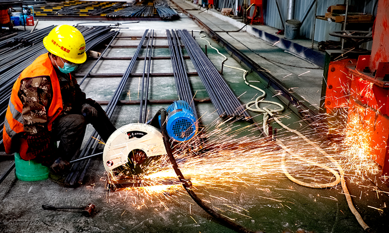 項目在施工一線建立了多個“清涼驛站”，保證綠豆湯、藿香正氣水、人丹、風油精等多種防暑降溫藥物的儲備及足額發放，并做好防暑降溫常識普及教育和宣傳工作，讓現場作業的農民工有一個清涼舒適的工作環境。圖為現場工人鋼筋切割。（馬奇 攝）