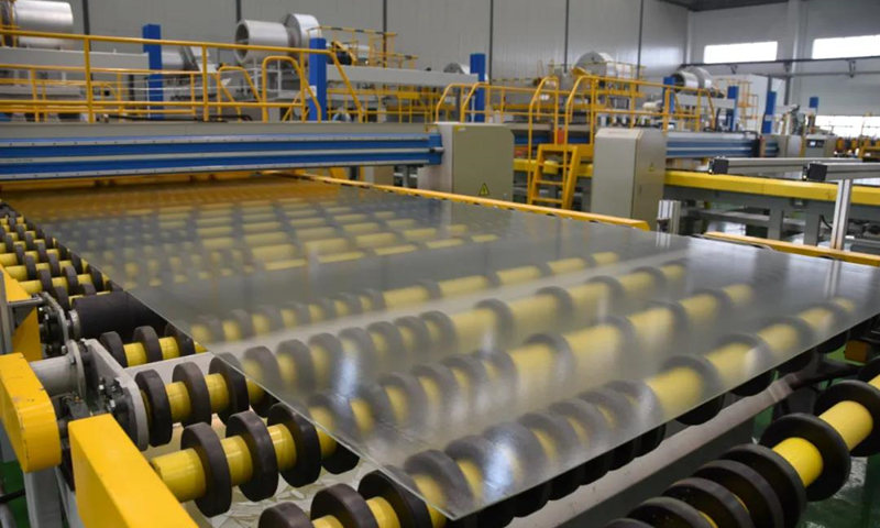 今年上半年，中國電子旗下彩虹新能源薄型光伏玻璃產品累計產量同比上升264%，銷量同比上升333%，占整個光伏玻璃銷量近20%。未來，彩虹新能源將繼續通過實施新建太陽能光伏玻璃產線項目，對原有生產線全面實施薄型化技術升級改造，提高薄型光伏玻璃產能占比至80%以上，提升用戶響應速度、服務質量、市場占有率等。