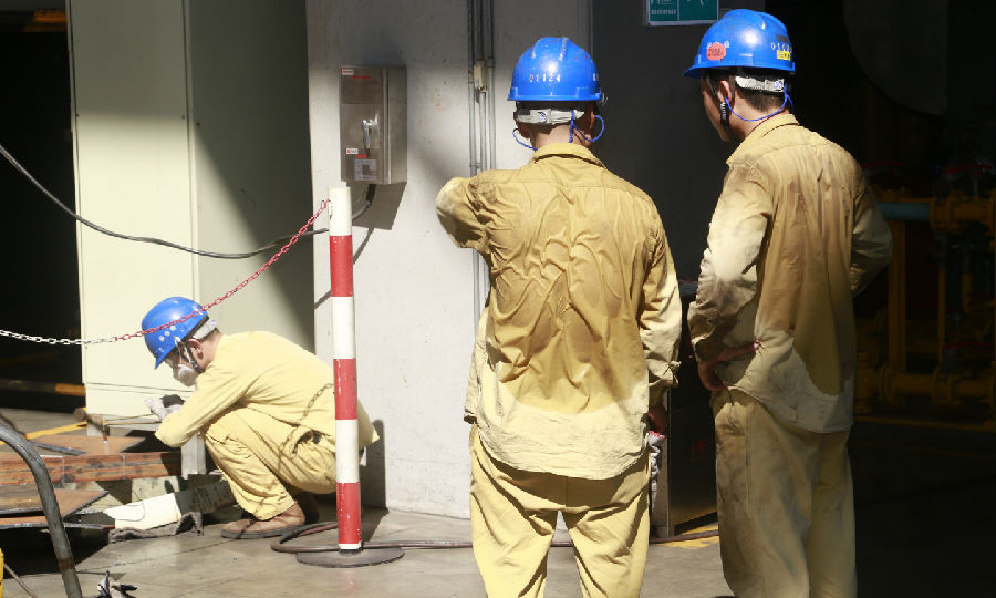 近日，隨著高溫天氣的到來，江西省用電負荷迅速上升。國華電力九江電廠采取多項措施，克服機組在高負荷和高溫天氣下運行所帶來的安全隱患，抓住機遇，搶發電量。圖為高溫天氣下人員對檢修區域物資進行盤點整理。