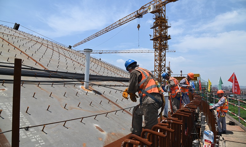 7月28日，中國化學工程負責施工的臺塑（寧波）工業園PDH丙烷脫氫制聚丙烯項目16萬m3丙烷低溫儲罐T202，圓滿完成氣頂升任務。圖為施工現場。