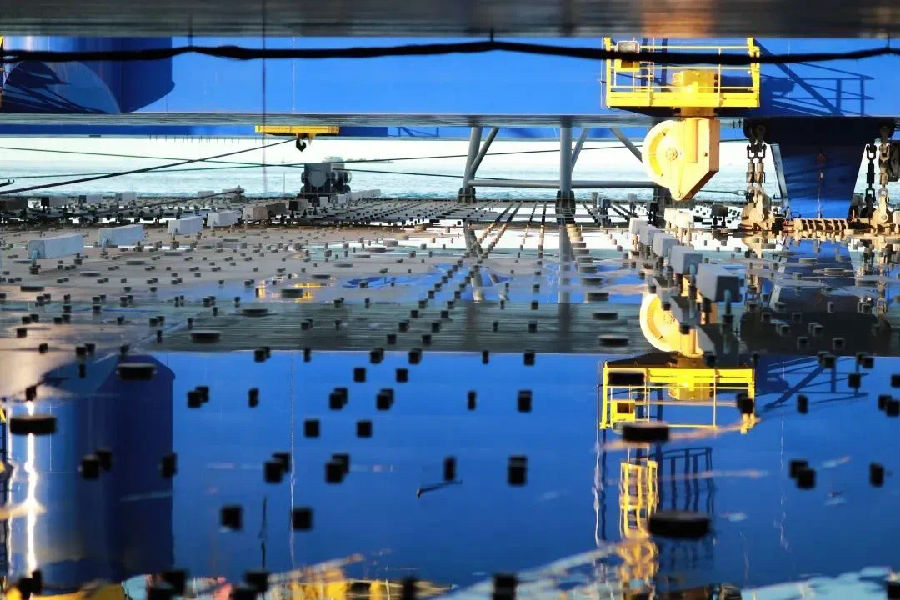 安裝區域受西人工島和E1管節挑流影響，沉放姿態控制難度大。圖為施工現場。