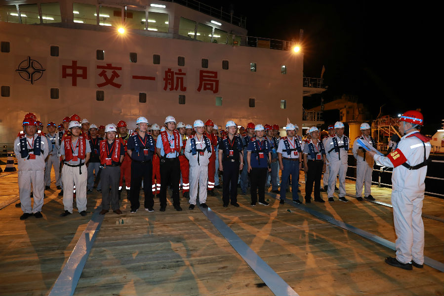 7月28日晚10點，皓月當空，已經絞移至塢口等待區的E2管節啟程北上。首次夜間浮運對作業人員狀態提出挑戰，中交一航局自主研發的導航軟件系統將船管位置、姿態、航速及航道周邊環境等關鍵信息實時進行可視化顯示。