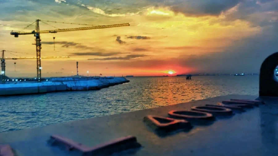 7月29日9點30分，經過近12個小時浮運，E2管節歷經7次航道切換，較原計劃提前6小時抵達基槽。在DP自動循跡航行模式下，一體船完成180度轉向，抵達安裝位置。經系泊絞移、沉放、拉合、水力壓接等工序后，30日凌晨2點，E1和E2兩個管節實現精準對接。