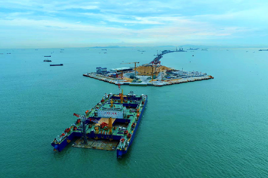 作為直連珠三角“深莞惠”與“珠中江”的首個公路通道，深中通道海底隧道部分共有32節沉管，預計2024年建成通車。E2管節成功對接，再次對“一航津安1”沉管運安一體船和“一航津平2”碎石墊層鋪設整平船為代表的世界領先外海沉管施工核心裝備群性能進行了有效驗證，在技術迭代升級中為超級跨海工程建設提供成熟方案，深中通道海底隧道施工由此駛入“快車道”。