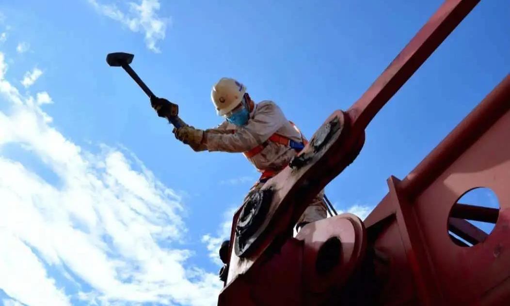 7月23日，暴雨過后，碧空如洗。在海洋石油工程股份有限公司建造事業部青島場地，施工人員在全面做好安全風險管控的前提下，正進行一臺400噸大型履帶吊的改裝作業。改裝后，這臺“大力士”履帶吊將投入陵水17-2半潛式生產平臺的建造中。