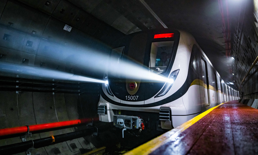 上海軌道交通15號線全線通車運營后，將成為國內首條開通具備最高等級全自動駕駛大容量軌道交通線路。圖為列車在地下段進行調試。（祁稼昊 攝）
